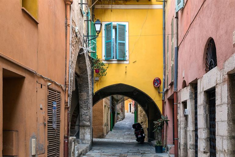 Kleurrijke straten van Villefrance-sur-Mer, Côte d'Azur