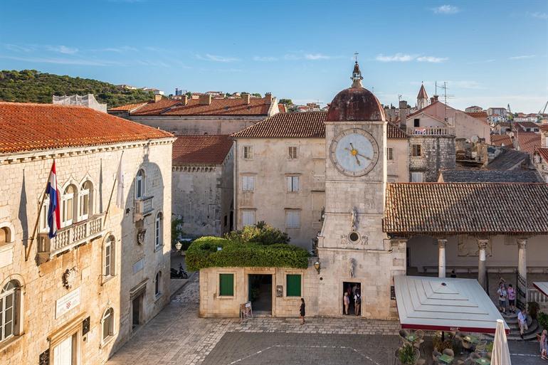 Klokkentoren van Trogir bezoeken, Kroatië