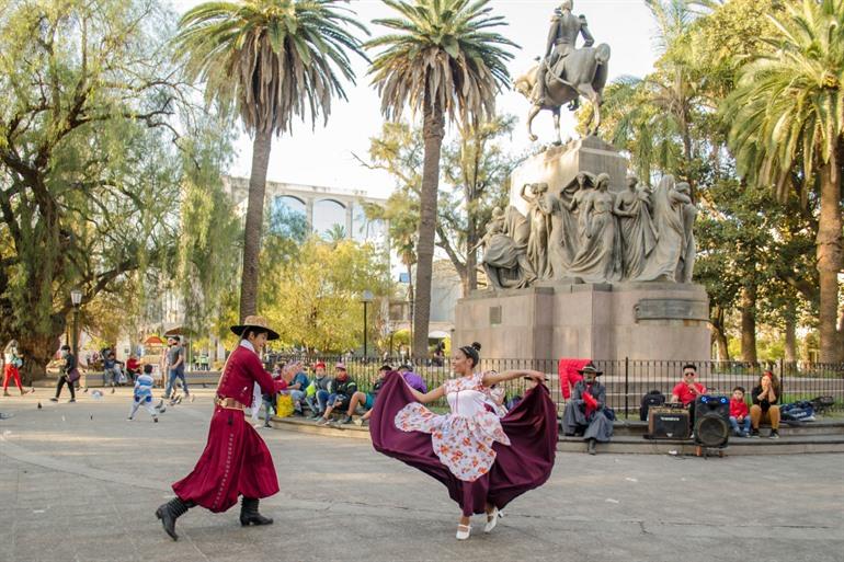 Koppel danst op het Plaza 9 de Julio