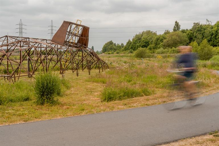 Kunstwerk KARKAS aan de sluis van Kerkhove