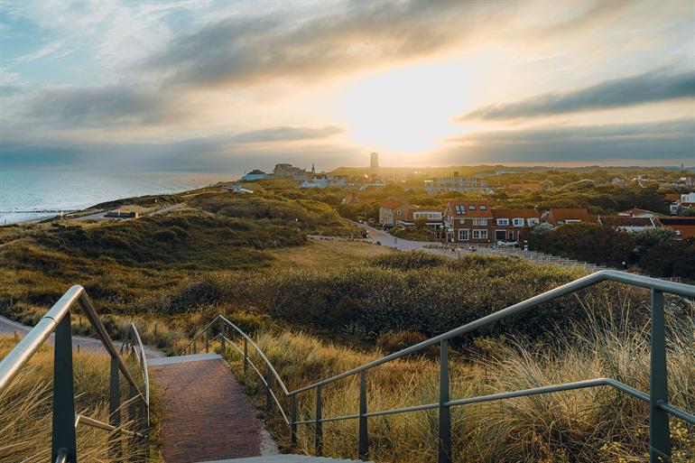 Kustlijn met uitzicht over de duinen en badplaats Domburg