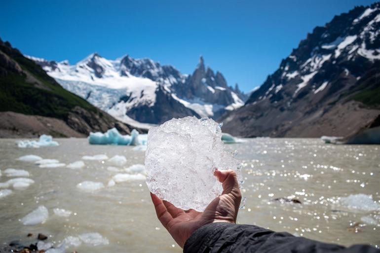 Laguna Torre ligt vaak vol ijsbrokken van de gletsjer