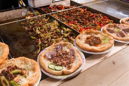 Lángos, een populaire snack in Hongarije