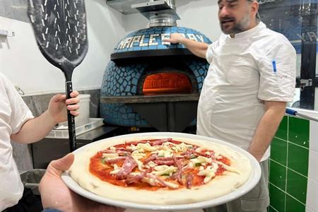 Leer hoe je authentieke Napolitaanse pizza en tiramisu maakt tijdens een kookles in Napels