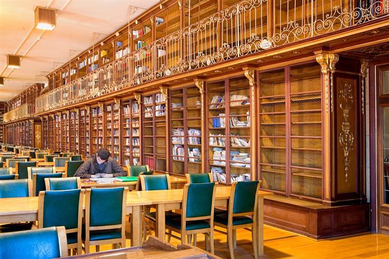Leeszaal in de Real Universidad de Santiago de Compostela, Spanje