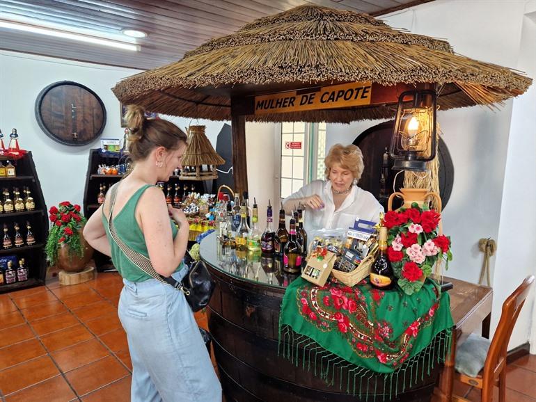 Licores Mulher de Capote, Sao Miguel