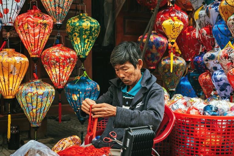 Local die Vietnamese lampionnen maakt in Hoi An
