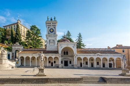 Loggia di San Giovanni met de klokkentoren op Piazza della Libertà, Udine