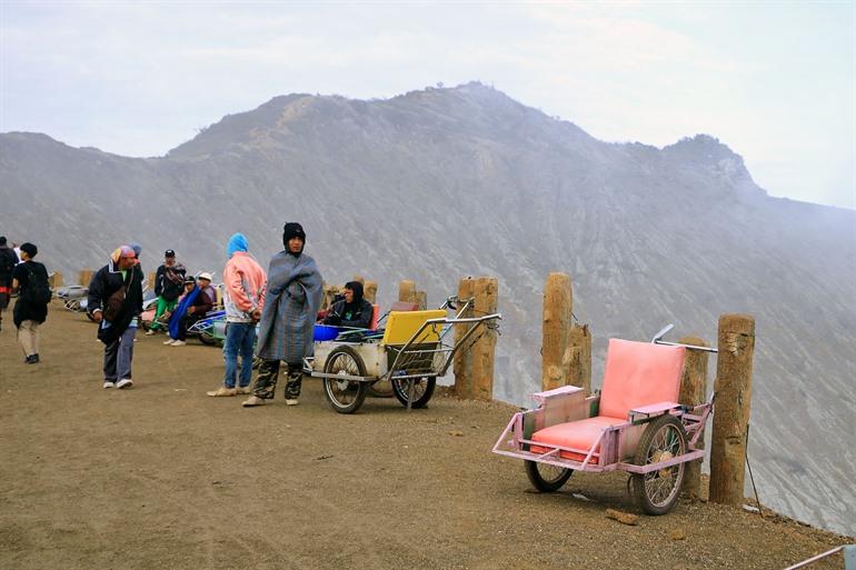 Lokale bevolking die toeristen met kruiwagens naar Mount Ijen brengen