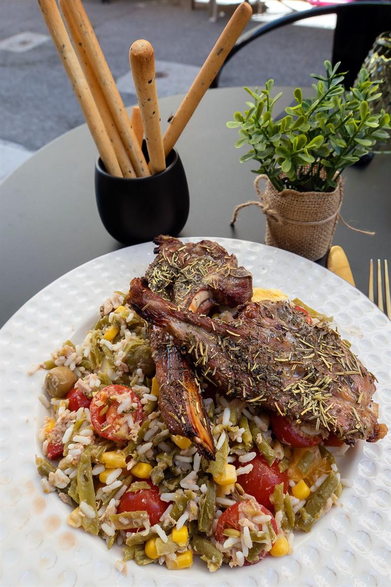 Lokale specialiteit in Sisteron, lamsvlees met honing en Provençaalse salade