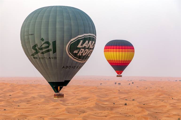 Luchtballon boven de woestijn in Dubai, VAE
