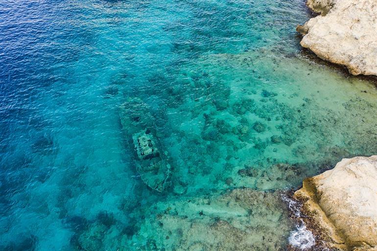 Luchtfoto van het gezonken schip bij Tugboat Beach, Curaçao