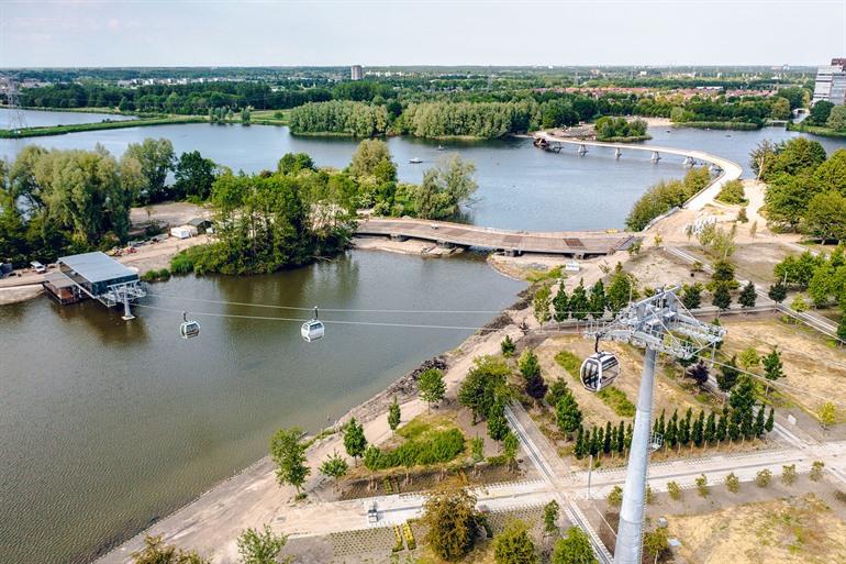 Maak een ritje op de kabelbaan in Floriade