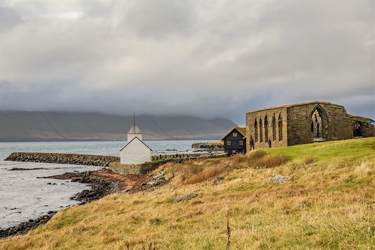 Magnuskathedraal bij Kirkjubøur, eiland Streymoy
