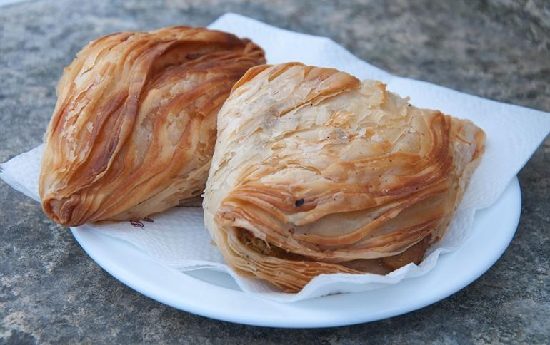 Maltese pastizzi, goedkoop gebakje met ricotta of erwtenpuree