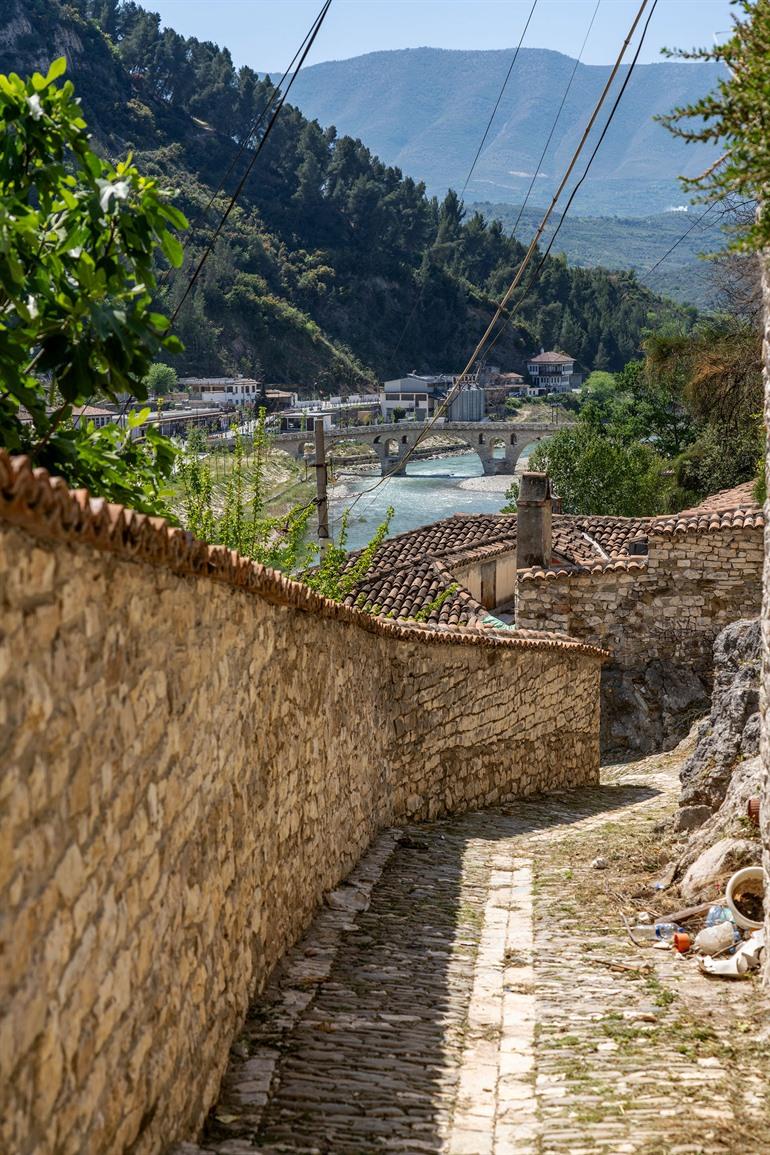 Mangalem wijk in Berat, Albanië