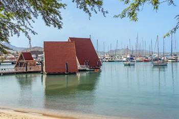 Mansa floating hub in de haven van Mindelo, Sao Vicente