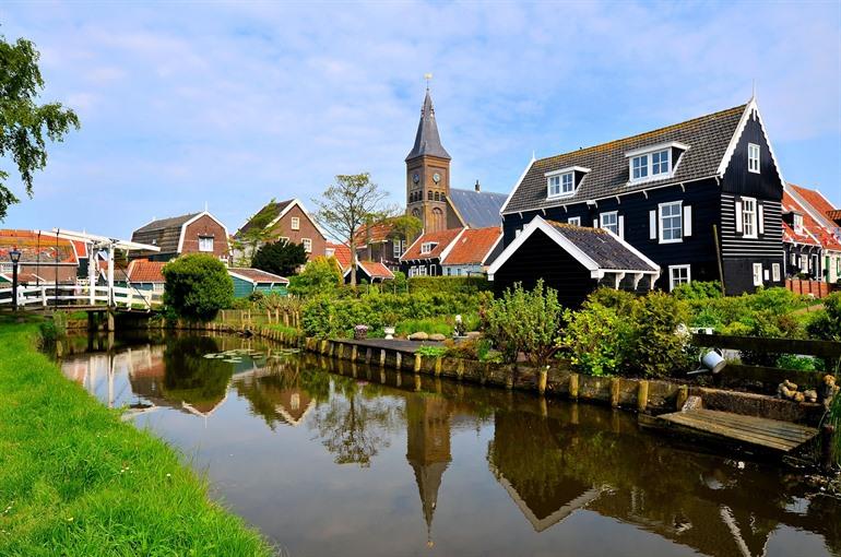 Marken met de dorpskerk op de achtergrond