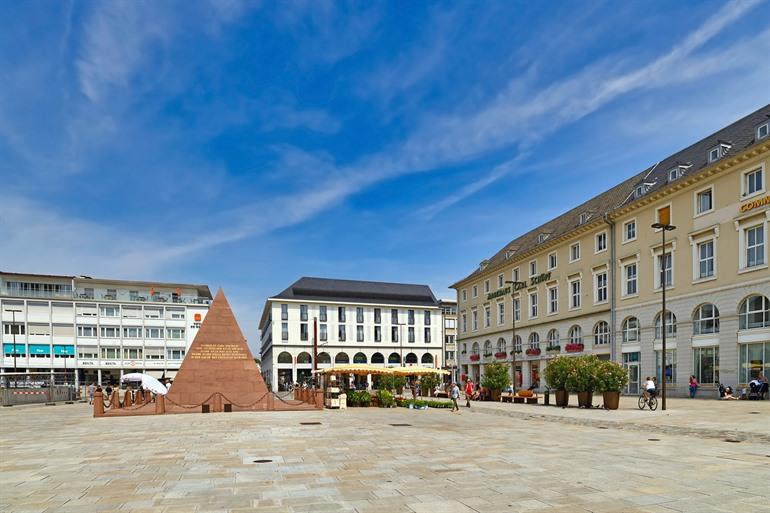 Marktplatz van Karlsruhe met het monument van Wilhelm, Zwarte Woud