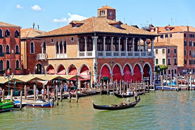 Mercati di Rialto vanaf Canal Grande