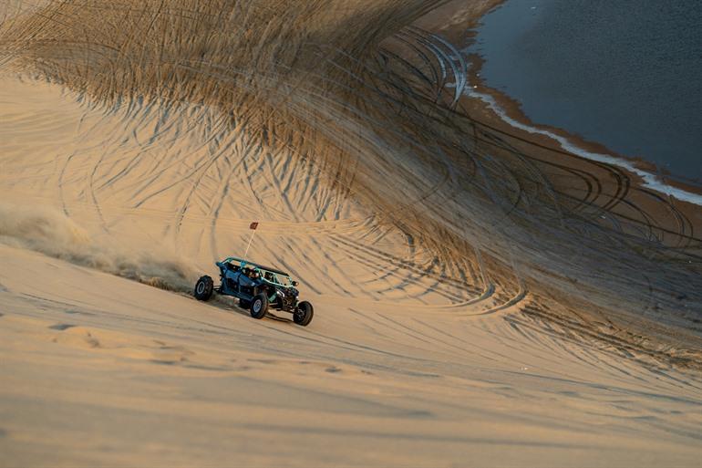 Met de buggy door de woestijn in Qatar