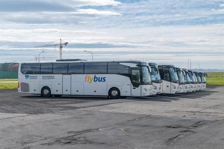 Met de Flybus van luchthaven Keflavik naar Reykjavik