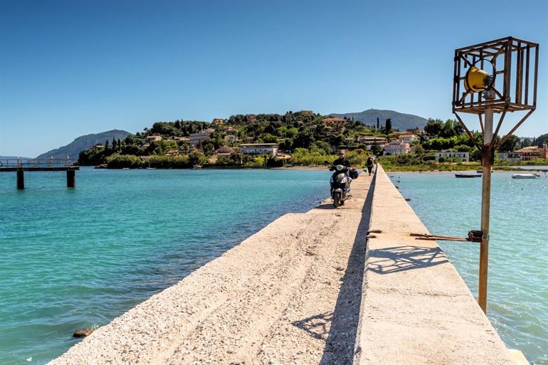 Met de scooter het eiland Corfu verkennen