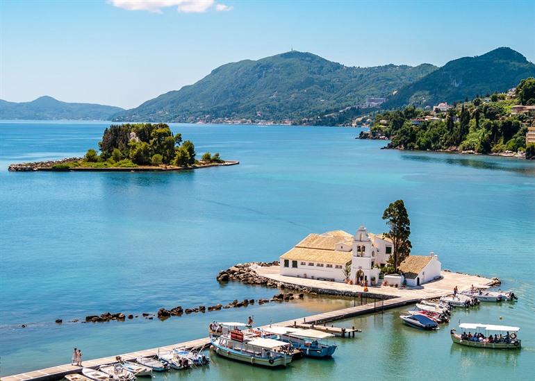 Met de vissersboot naar Pontikonissi, Corfu