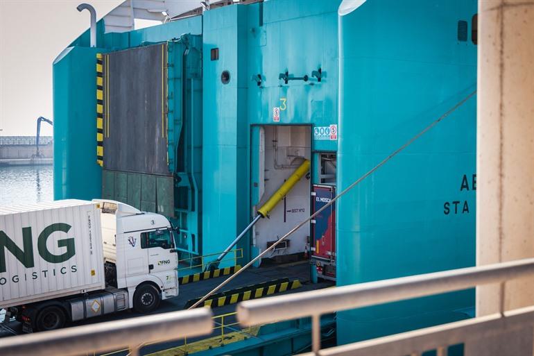 Met een voertuig op de ferry naar Mallorca