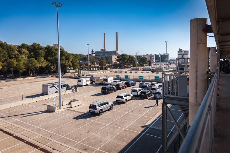 Met een voertuig op de ferry naar Mallorca