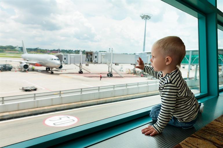 Met het vliegtuig op vakantie met je baby