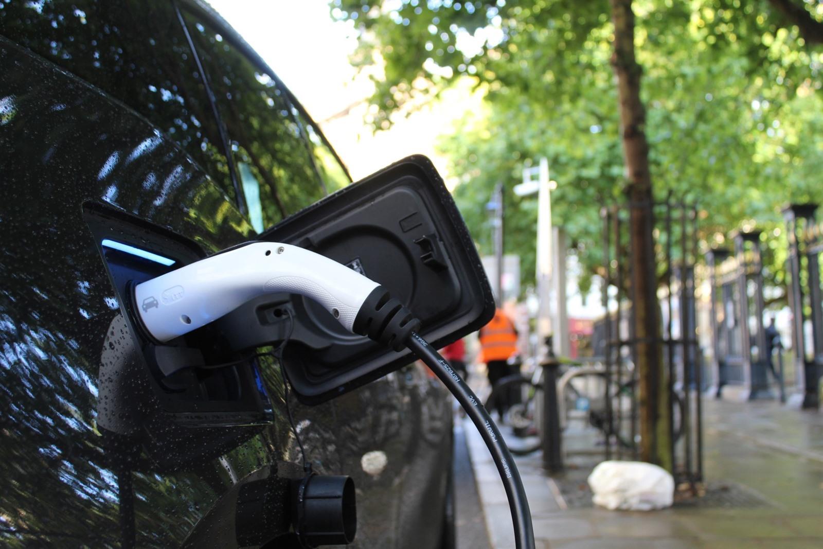Met je elektrische auto naar Frankrijk? Dit moet je weten