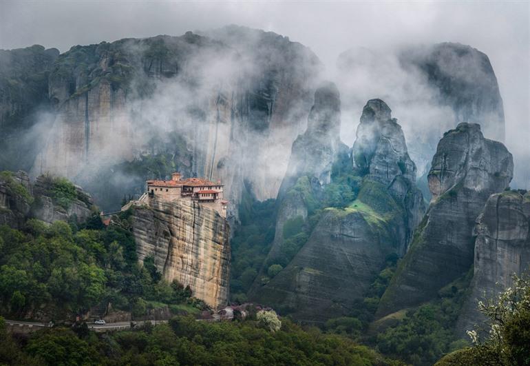 Meteora kloosters in de mist
