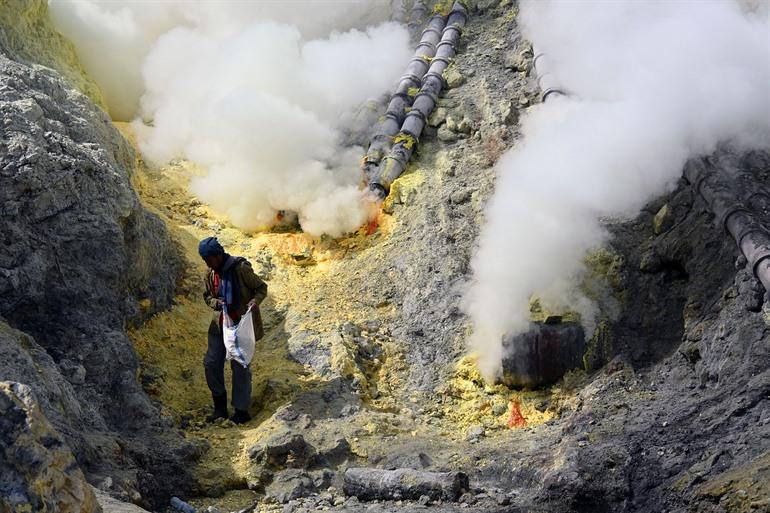 Mijnwerkers aan het werk bij de Ijen-krater