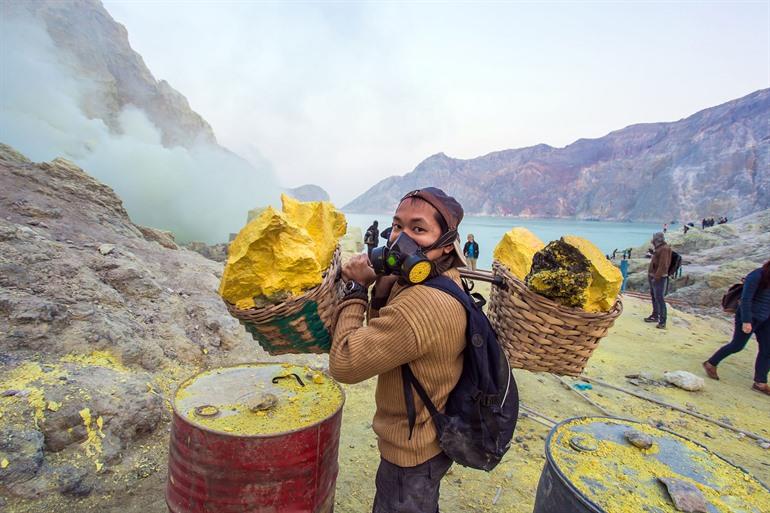 Mijnwerkers aan het werk bij de Ijen-krater