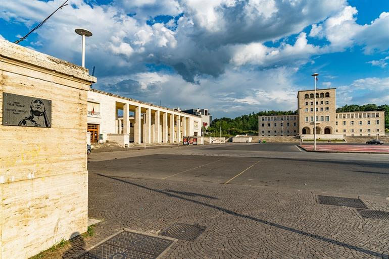 Moeder Theresaplein met het universiteitsgebouw van Tirana, Albanië