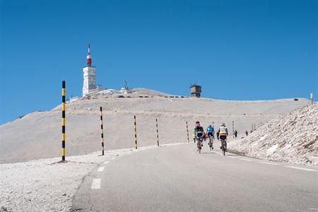 De 3 routes om de Mont Ventoux te beklimmen: Fietsvakantie op de mythische kale berg
