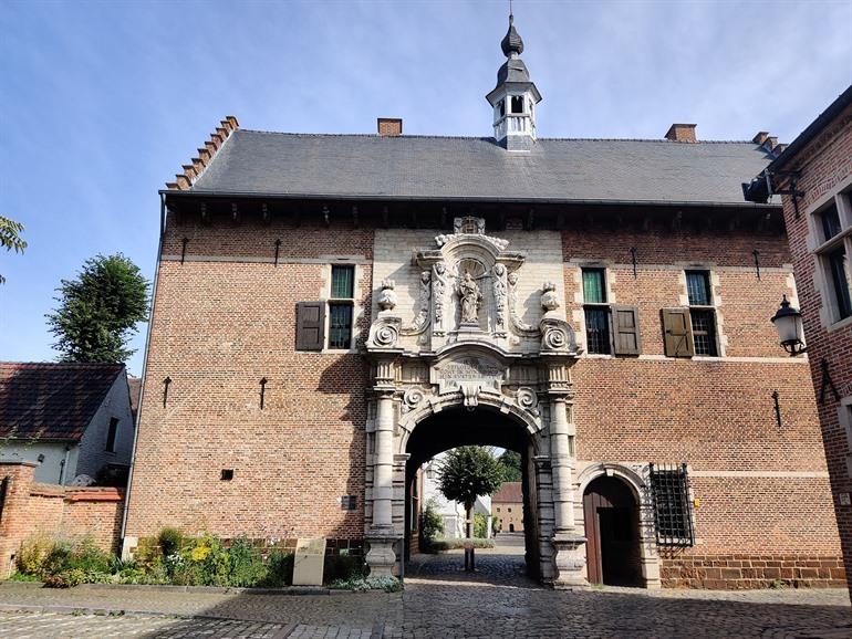 Monumentale toegangspoort van het Begijnhof in Diest