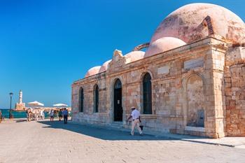 Moskee Küçük Hasan in de Venetiaanse haven van Chania, Kreta