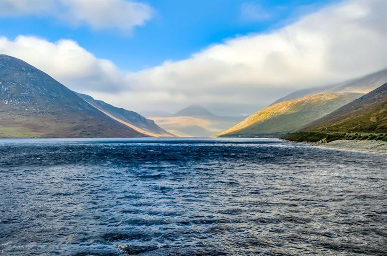 Mourne Wall in de Mourne Mountains, Noord-Ierland