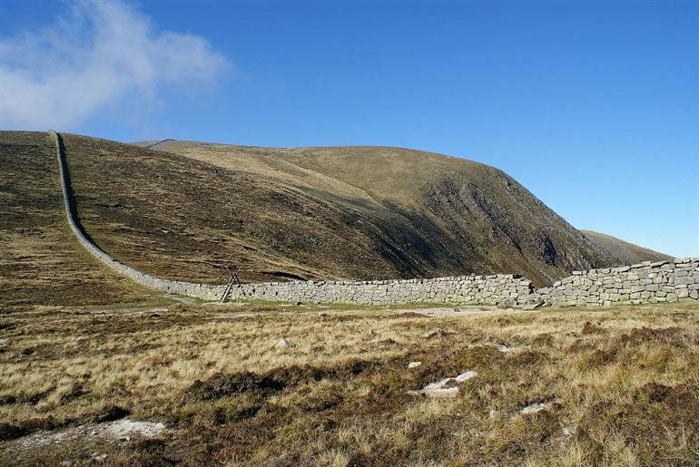 Mourne Wall in de Mourne Mountains, Noord-Ierland