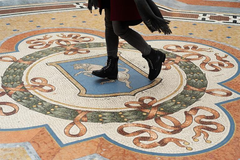 Mozaïek van een stier in de Galleria Vittorio Emanuele II, Milaan