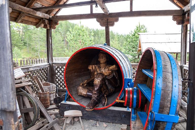 Museum met houten sculpturen in het dorp Kremna op de Tara-berg, Servië