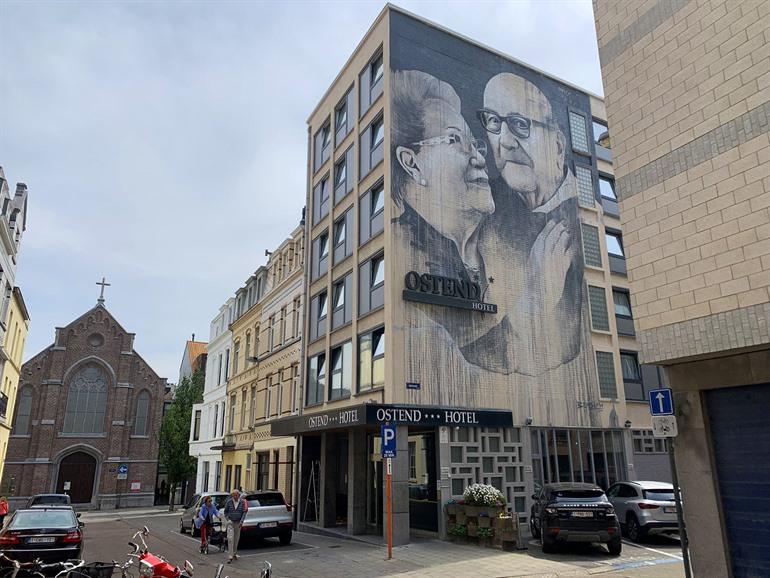 Muurschildering van Ben Slow op Ostend Hotel in Oostende