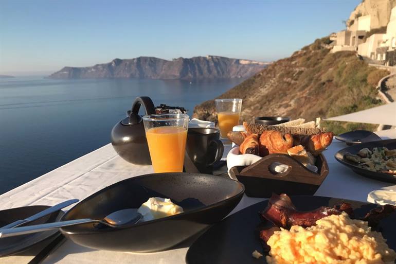 Mystique hotel in Oia