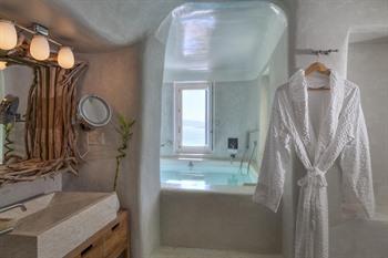 Mystique hotel in Oia