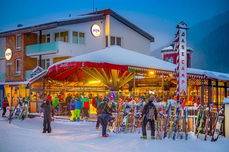 Nagenieten bij een après ski bar in Oostenrijk