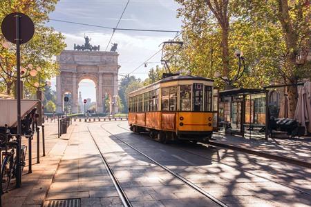 Neem de historische gele tram in Milaan, Italië