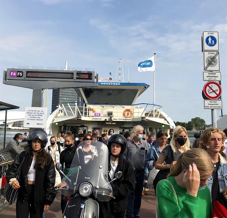 Neem de veerboot naar het NDSM-plein, Amsterdam