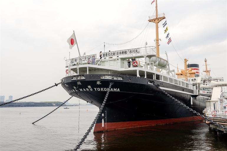 NYK Hikawa Maru in de haven Yokohama